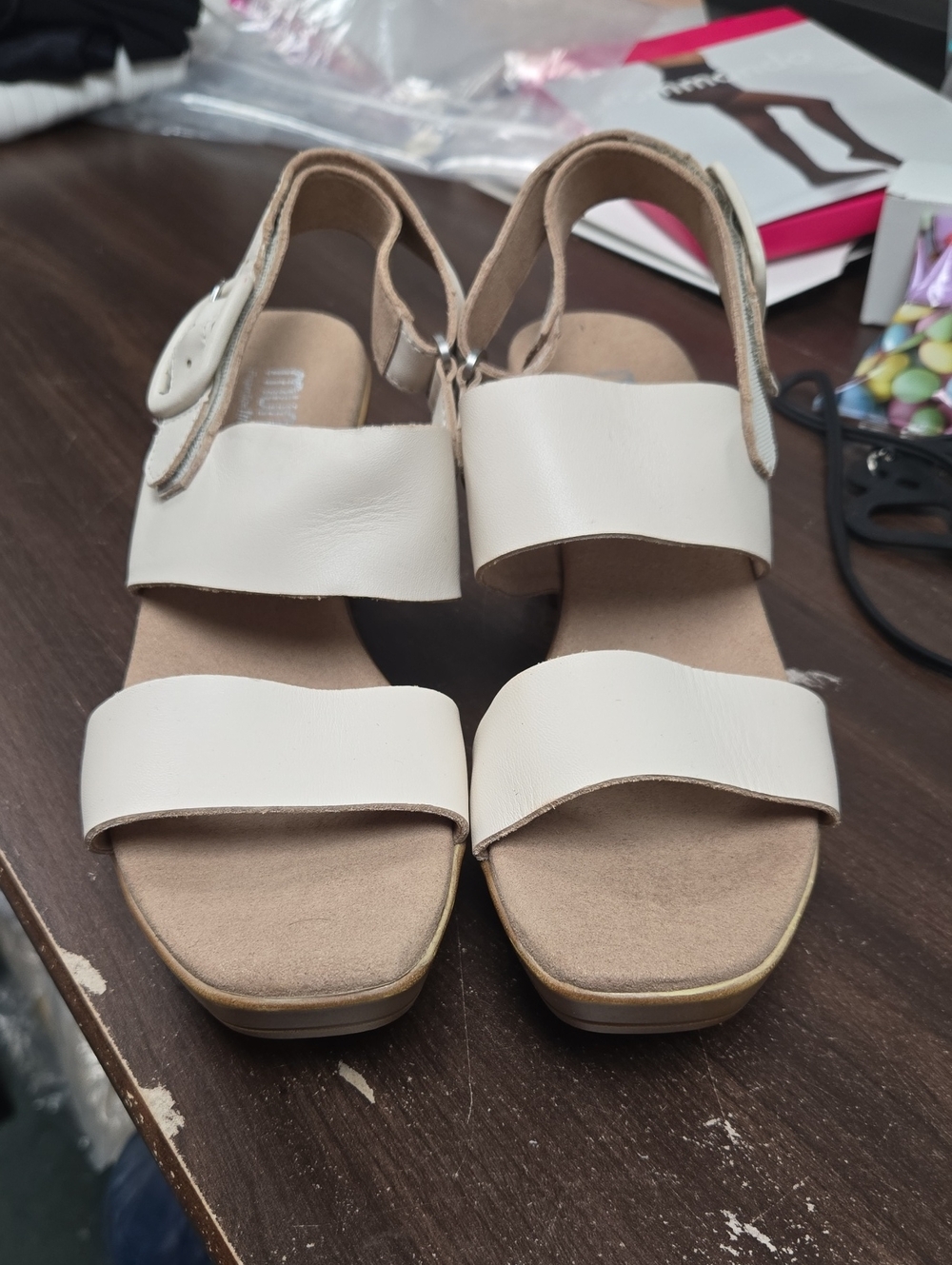 Munro Size 7 Off-White Leather Strappy Heeled Sandal